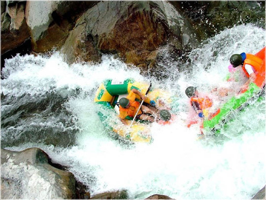 小伙伴在漂流中激流勇進(jìn) 小伙伴在漂流中激流勇進(jìn)