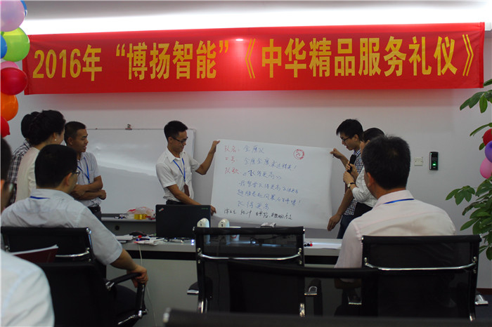 圖為金鷹隊(duì)在展示自己隊(duì)名、口號(hào)、隊(duì)歌、隊(duì)旗。