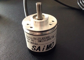 速度傳感器的加速工作原理，將加速度轉化成電壓輸出